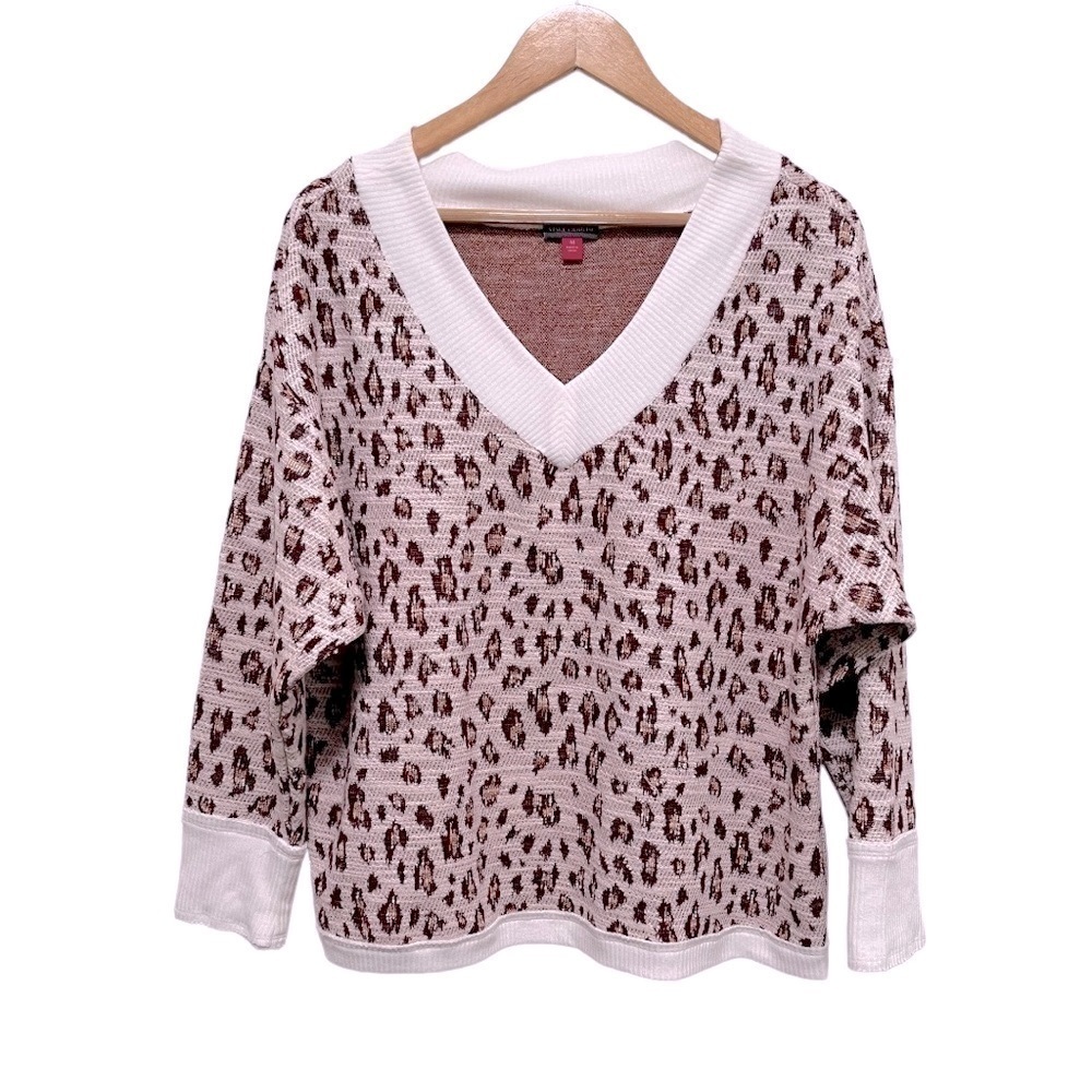 Vince Camuto Long Sleeve Leopard V-neck
Sweater Knit Pullover, Size M